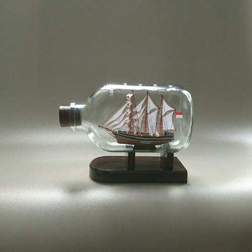 Miniatur kapal  Dalam Botol infus