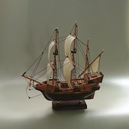 Miniatur kapal Golden Hino