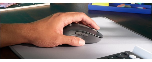 Mouse Logitech M650 nyaman di tangan